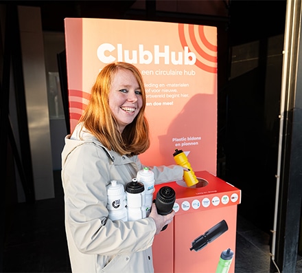 Onze aansluiting bij ClubHub - Femke Broekhuijsen gooit bidons in ClubHub box